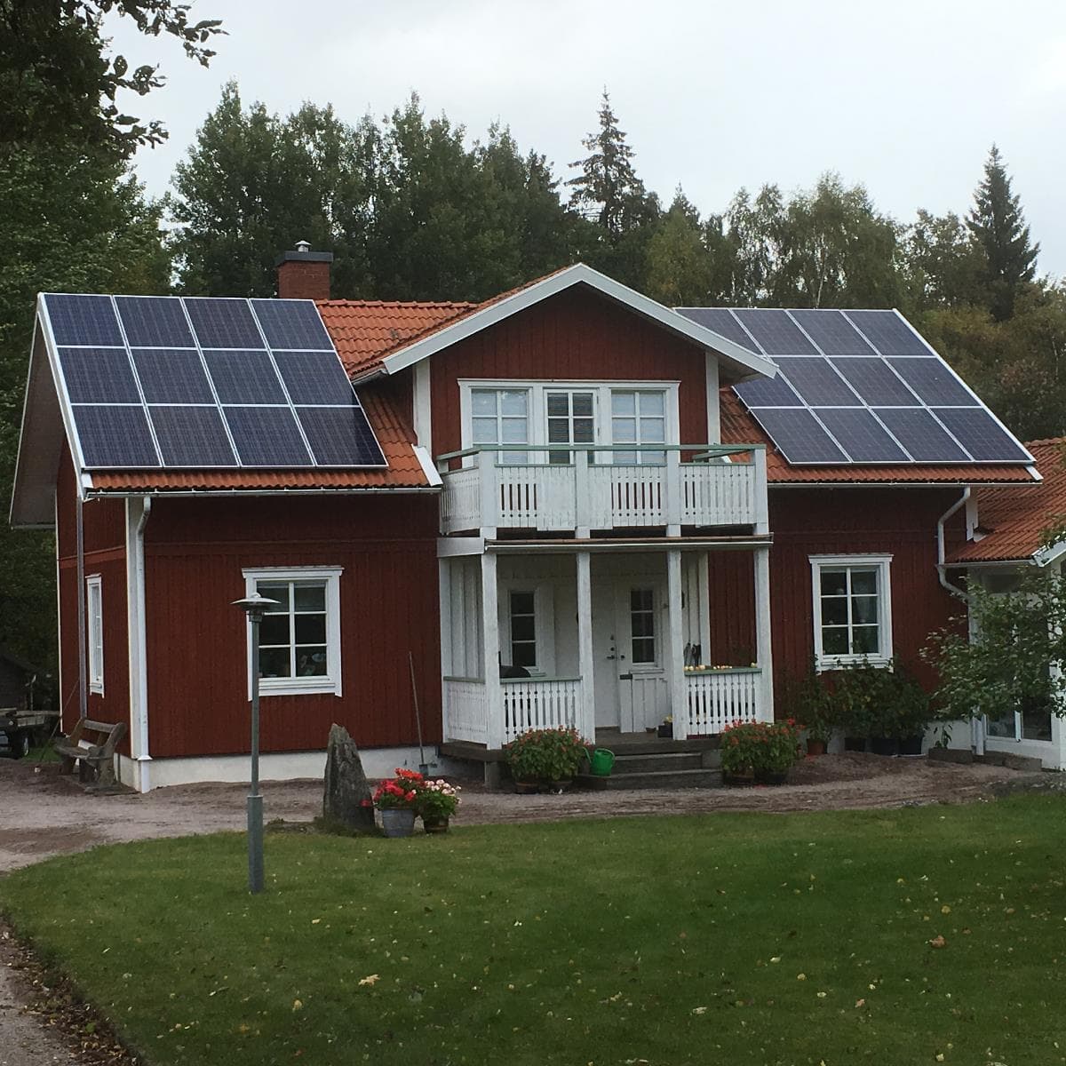 Rött hus med solpaneler på taket
